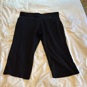 Black athletic cropped leggings